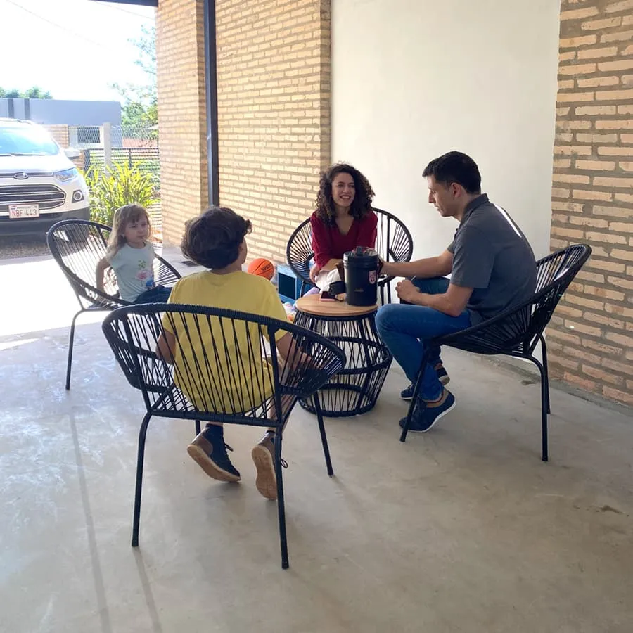 Familia conversando sentados en una ronda