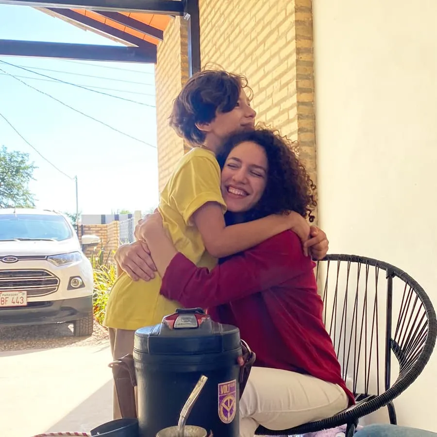 Hijo abrazando a su mamá