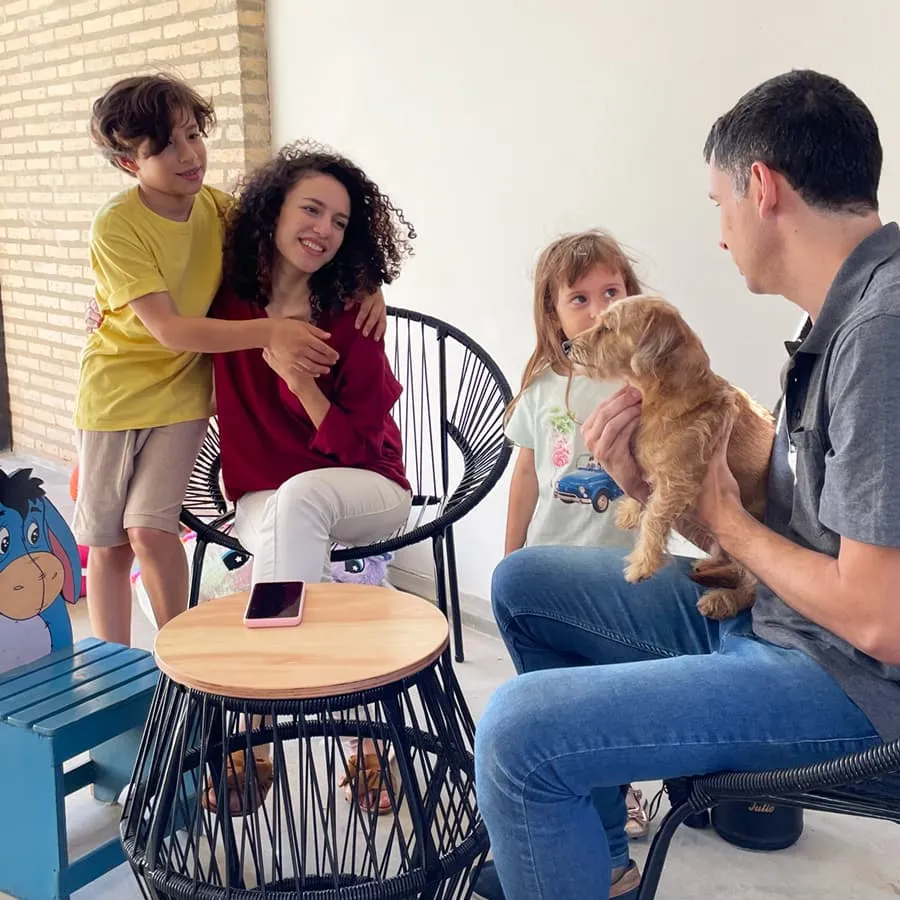 Familia con su perrito conversando  sentados