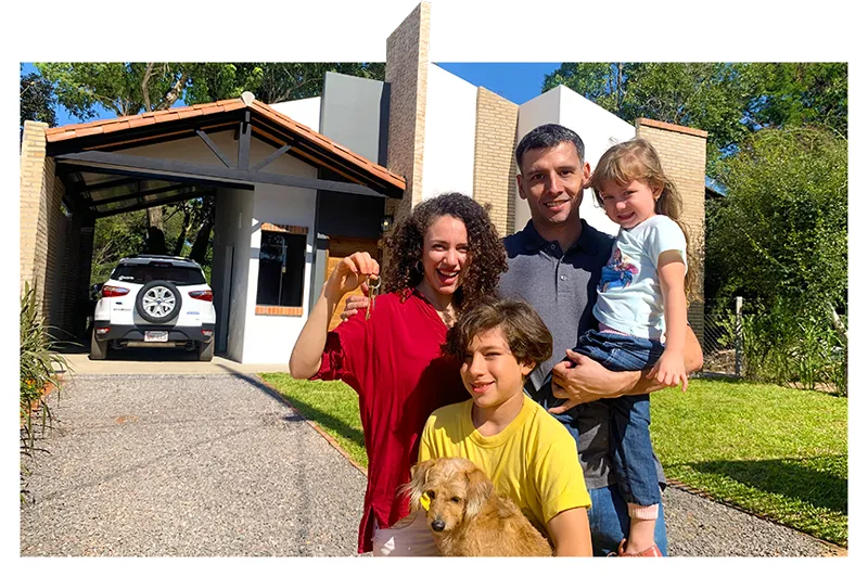 madre, padre, hija, hijo y perrito delante de su nueva casa más con el auto en el garage en un bello día soleado